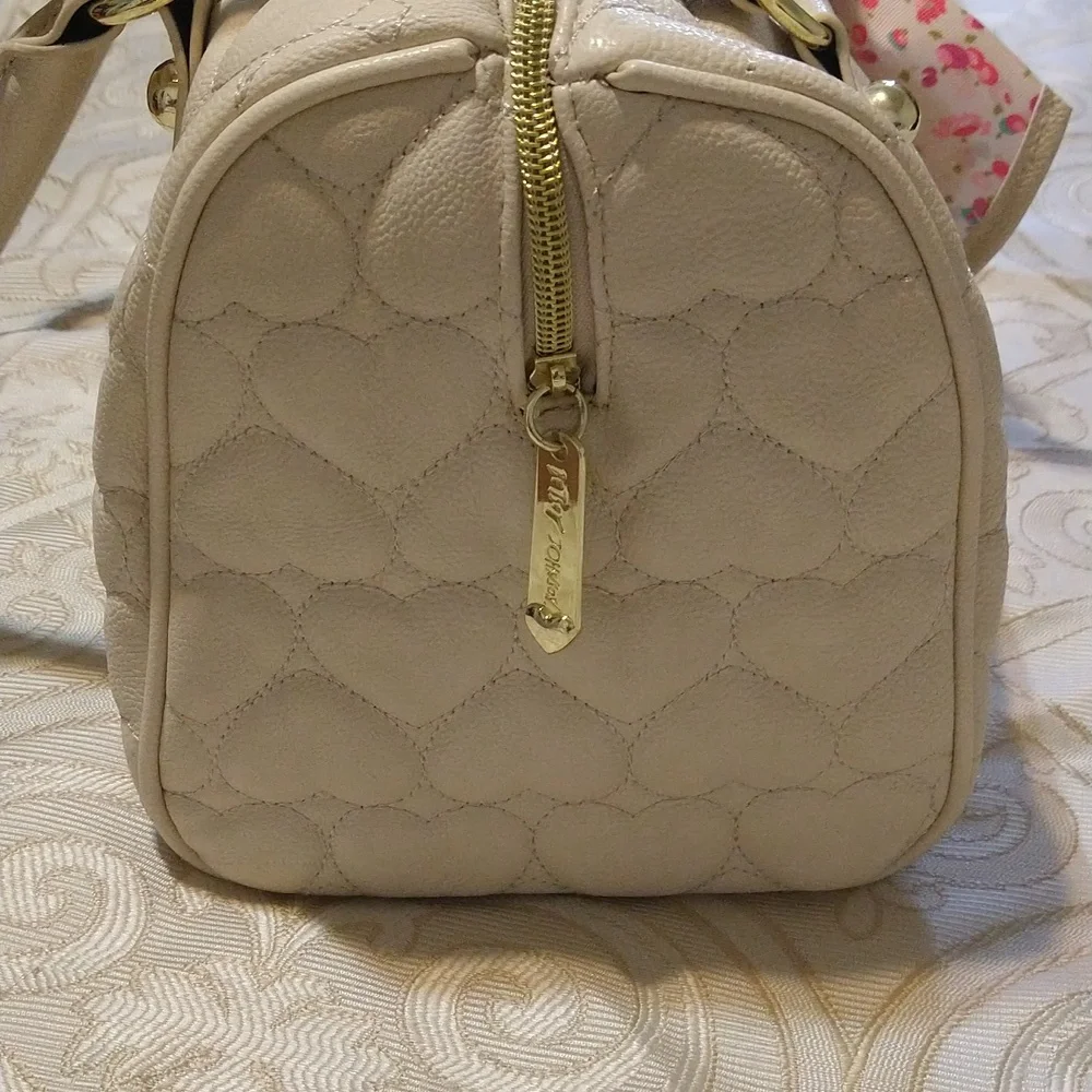 Betsey Johnson Cream Heart Puffed Purse With Pink Bow - Picture 6 of 10